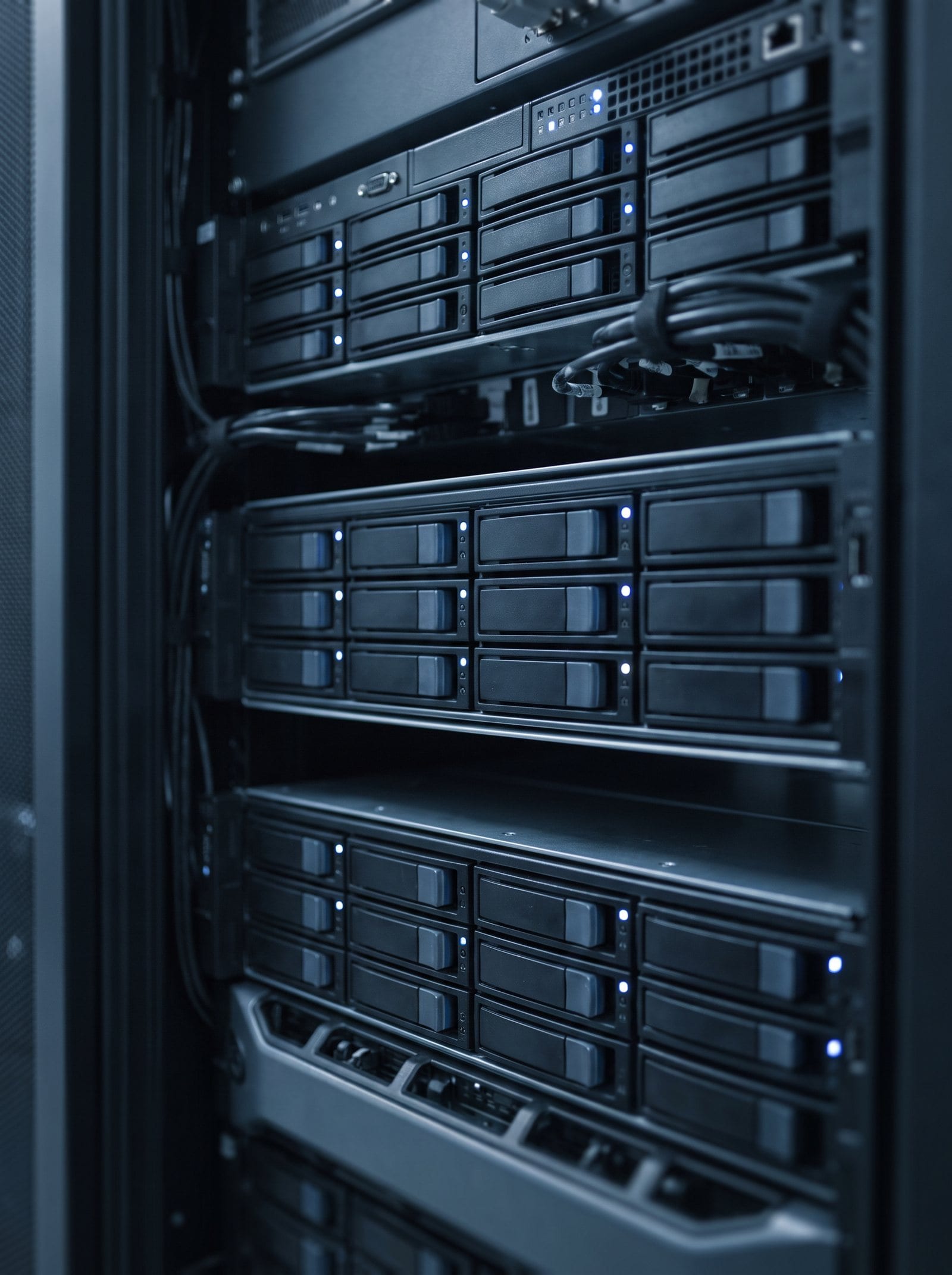 Enterprise storage arrays with status lights